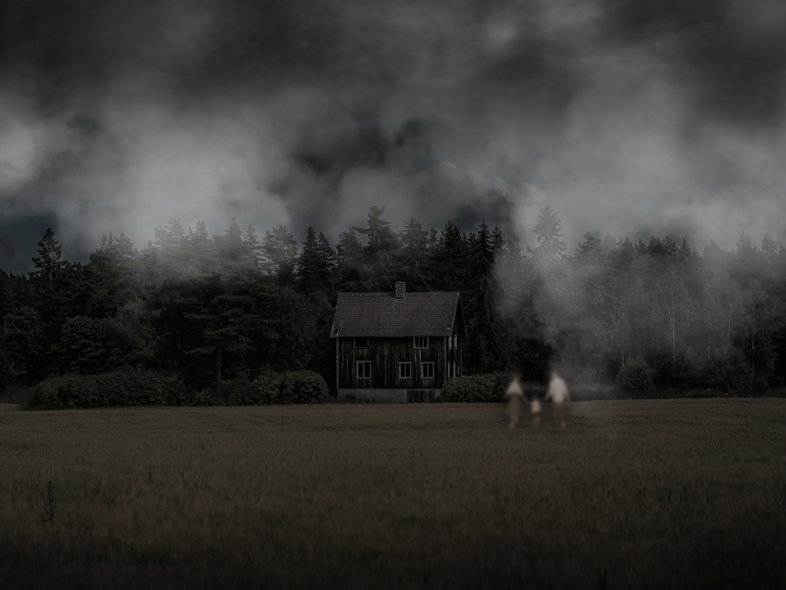 Ett gammalt hus står ensamt vid en skog under mörka moln, med två suddiga gestalter på en dimmig äng framför.
