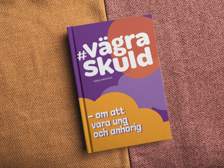 Bok med titeln '#Vägra Skuld – om att vara ung och anhörig' ligger på tvåfärgad tygsoffa.
