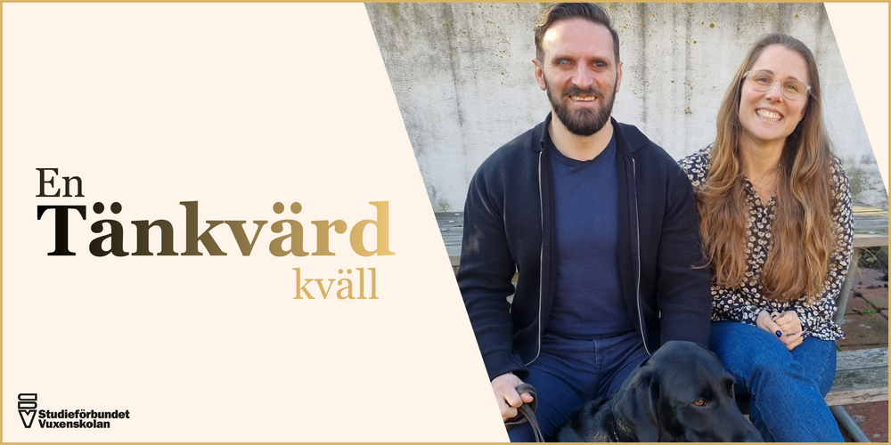 Två personer sitter på en bänk med en svart hund, texten 'En Tänkvärd kväll' och logotyp för Studieförbundet Vuxenskolan.