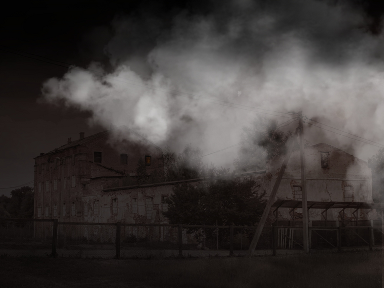 Ett gammalt, övergivet hus i mörker med tjock dimma eller rök som täcker stora delar av byggnaden.