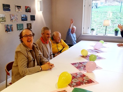 Deltagare firare en födelsedag på Träffpunkten för seniorer med IF