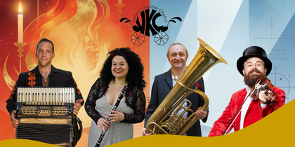 Fyra musiker med suddiga ansikten håller instrument framför färgglad bakgrund med logotyper för kulturorganisationer.