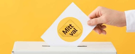 En hand lägger en röstsedel med texten 'Mitt val' i en vit valurna mot gul bakgrund.