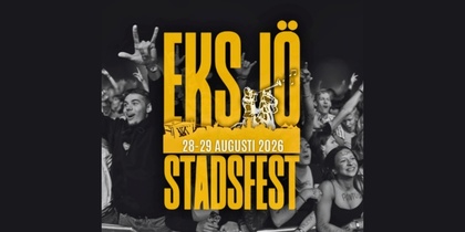 Affisch för Eksjö stadsfest 2026 med publik framför scen och stora gula bokstäver.