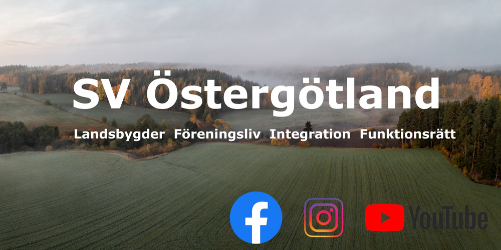 Panoramabild över ett dimmigt landskap med skog och åkrar, texten SV Östergötland och sociala medieikoner.