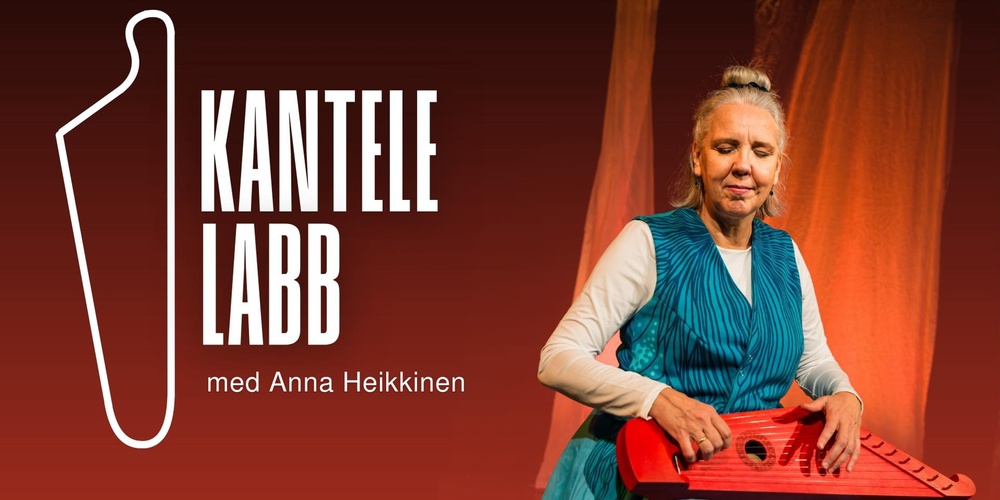 Kvinna i blå kläder spelar kantele på scen med texten 'Kantele Labb med Anna Heikkinen' bredvid sig.