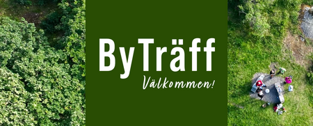 Flygbild av en grönskande park med människor vid ett picknickbord och texten 'ByTräff Välkommen!' i mitten.