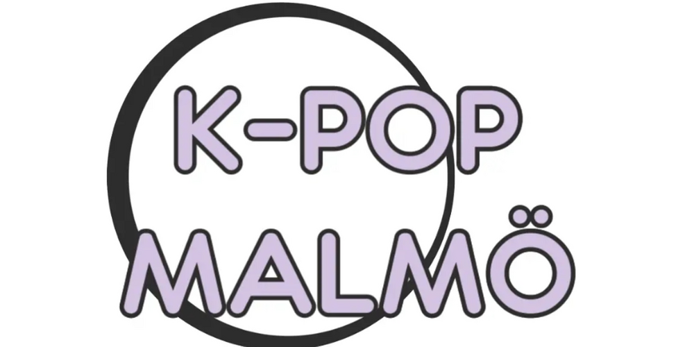 Logotyp med texten 'K-POP MALMÖ' i lila bokstäver och en svart cirkel bakom texten.