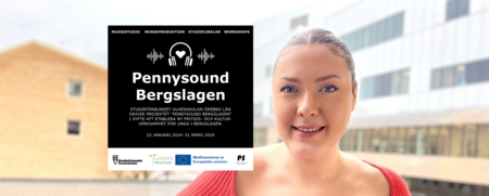 Kvinna står utomhus framför en byggnad med en informationsskylt om Pennysound Bergslagen.