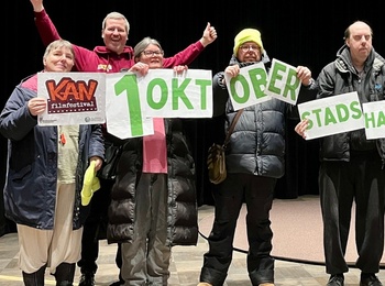 Grupp människor håller skyltar om filmfestival i Lund, ansikten är suddade. En porträttbild med suddat ansikte finns i hörnet.