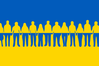 Silhuetter av människor som håller varandra i händerna mot en bakgrund i blått och gult, liknande Ukrainas flagga.