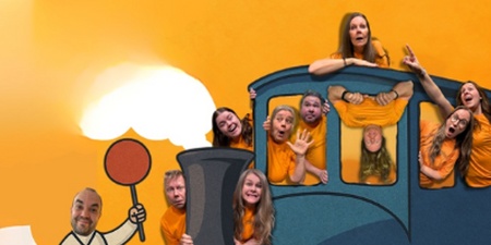Personer i orange tröjor poserar lekfullt på och i ett tecknat blått tåg mot en orange bakgrund.
