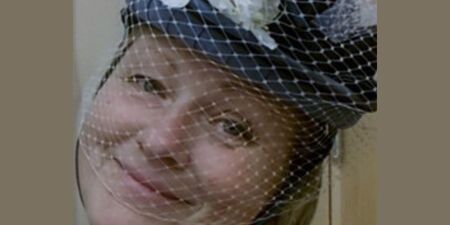 En stor svart sopsäck och hönsnät hänger på en vägg inomhus.