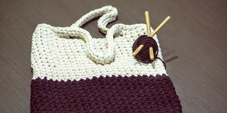 virkad väska i vitt och plommonlila