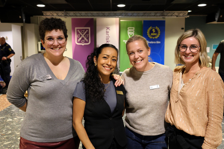 Foto på arrangörer under Äldre- och anhörigdagen i Karlskoga. Personerna ler och tittar in i kameran. 