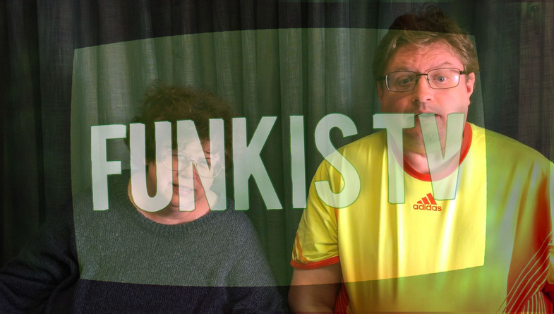 Två personer sitter framför ett mörkt draperi med texten 'FUNKIS TV' över bilden.