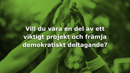 Flera händer möts i en high-five med text om att delta i ett viktigt projekt och främja demokratiskt deltagande.
