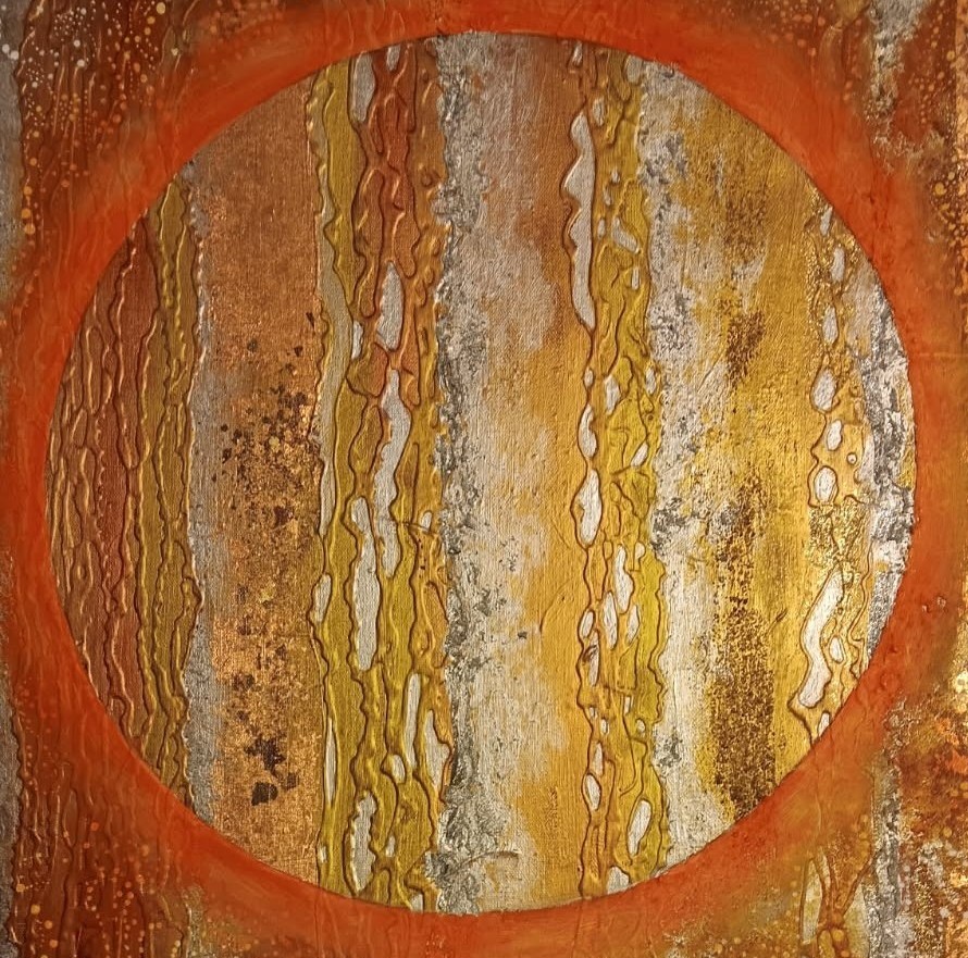 Abstrakt målning med en stor orange cirkel och vertikala mönster i guld, brunt och vitt.