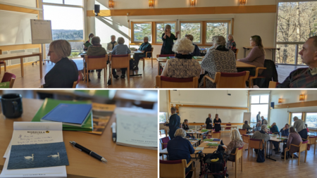 Ett möte eller seminarium med vuxna deltagare i ett ljust rum med stora fönster och träinredning.