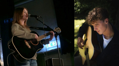 Två personer spelar akustisk gitarr, en på scen inomhus och en utomhus i dagsljus.