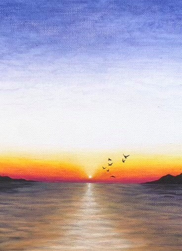 Solnedgång över havet med fåglar som flyger och färgstark himmel i blått, orange och gult.