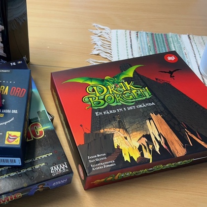 Ett bord med flera sällskapsspel, bland annat Drakborgen, Pandemic och Pocket Geni.