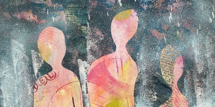 Abstrakt målning av tre siluetter i rosa och orange toner mot en mörk bakgrund.