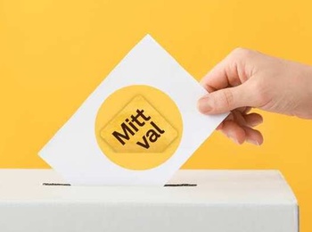 En hand lägger en röstsedel med texten 'Mitt val' i en vit valurna mot gul bakgrund.