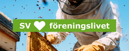 Person i skyddsdräkt arbetar med bikupa, texten 'SV hjärta föreningslivet' syns över bilden.