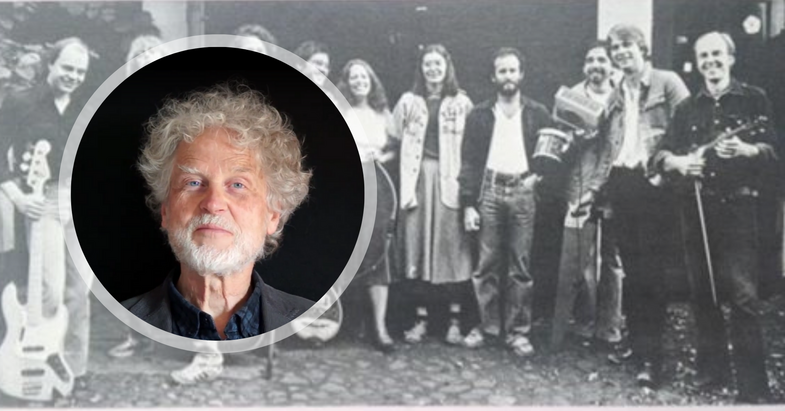 Ett porträtt av en äldre man med lockigt vitt hår och skägg, infällt över en svartvit gruppbild av flera personer.