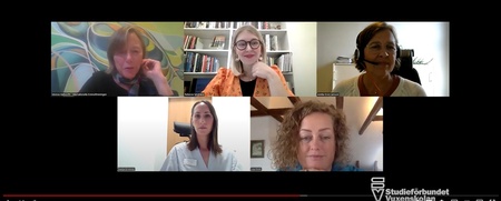 Fem kvinnor deltar i ett digitalt videomöte, uppdelade i fem rutor på skärmen.