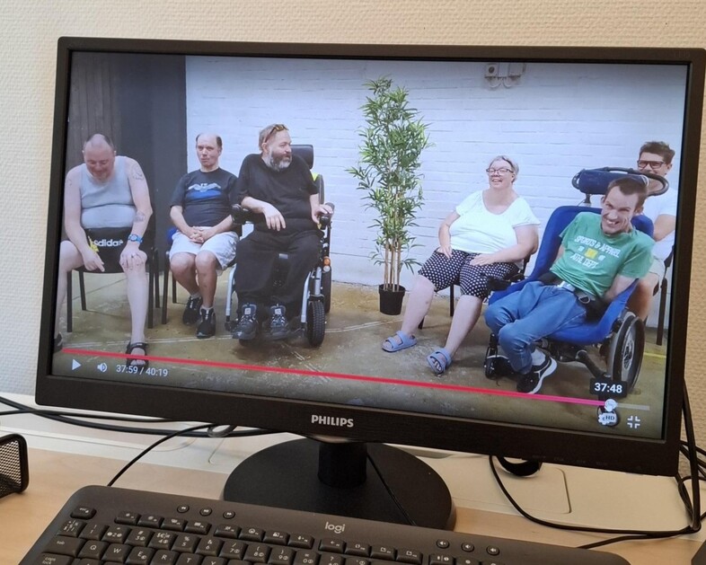 Sex deltagare från Vår röst syns på en datorskärm