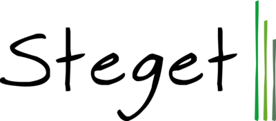 Logotyp med texten 'Steget' i handskriven stil och gröna vertikala linjer till höger.