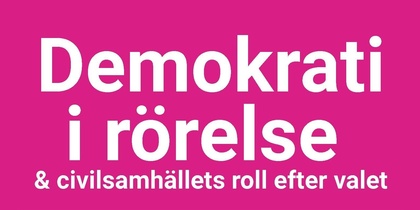 Vit text på rosa bakgrund med orden 'Demokrati i rörelse & civilsamhällets roll efter valet'.