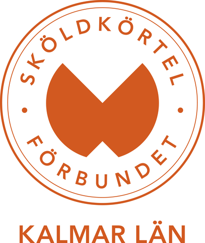 Logotyp för Sköldkörtelförbundet Kalmar län i orange med stiliserad sköldkörtel i mitten.