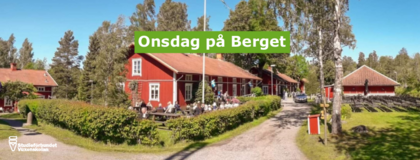 Röda trähus på landet med uteservering, grusväg och grönska, texten 'Onsdag på Berget' syns.