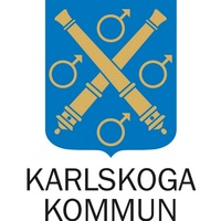 Karlskoga kommuns vapen med två korslagda kanoner och fyra manlighetssymboler på blå bakgrund.