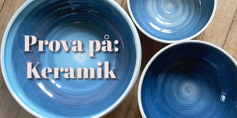 Tre blå keramikskålar på ett trägolv med texten 'Prova på: Keramik' ovanpå.
