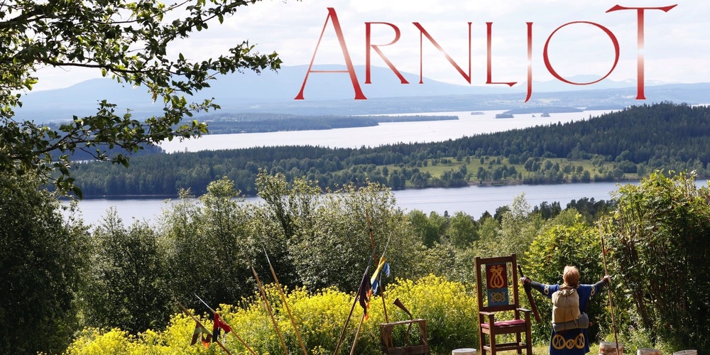 Utsikt över en sjö och skog med en person i historisk dräkt, stolar och flaggor. Texten 'ARNLJOT' syns i bilden.