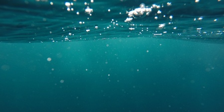 Havsvatten med bubblor på ytan, som syns underifrån