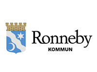 Ronneby kommuns logotyp med vapensköld, stjärna, måne och texten 'Ronneby Kommun'.