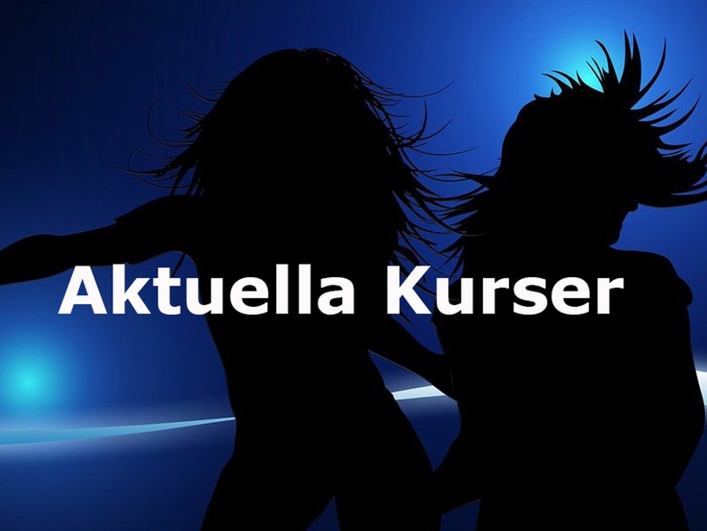 Två silhuetter av dansande personer mot en blå bakgrund med texten 'Aktuella Kurser' i mitten.