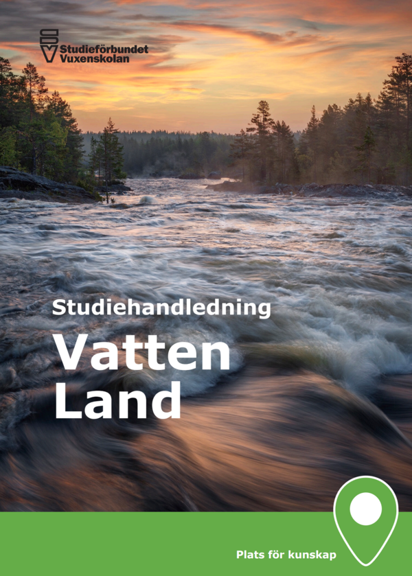 Omslag med en forsande älv i skogsmiljö vid solnedgång, texten 'Studiehandledning Vatten Land'.