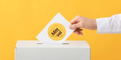 En hand lägger en röstsedel med texten 'Mitt val' i en vit valurna mot gul bakgrund.