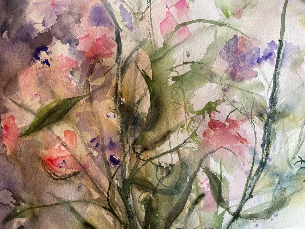 Abstrakt akvarellmålning av blommor och blad i mjuka rosa, lila och gröna nyanser.