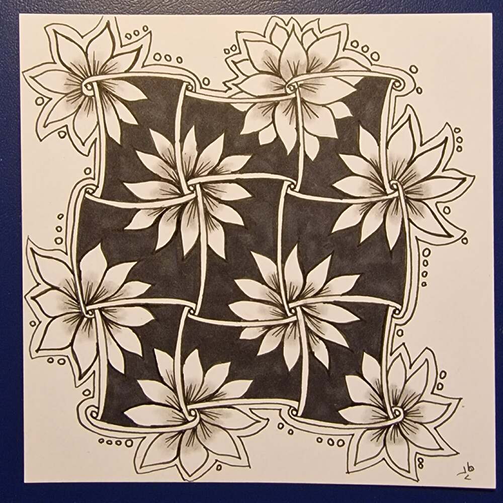 Svartvit teckning av blommor i ett geometriskt, böljande mönster med skuggade bakgrunder.