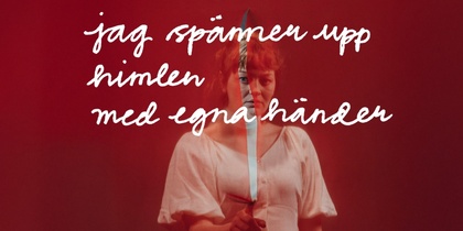 Person i vit klänning håller en kniv mot röd bakgrund med handskriven svensk text ovanpå bilden.