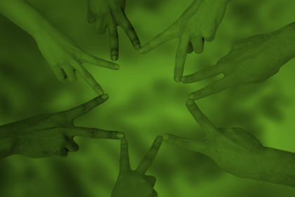 Flera händer bildar en stjärnform med fingrar mot en grön bakgrund.