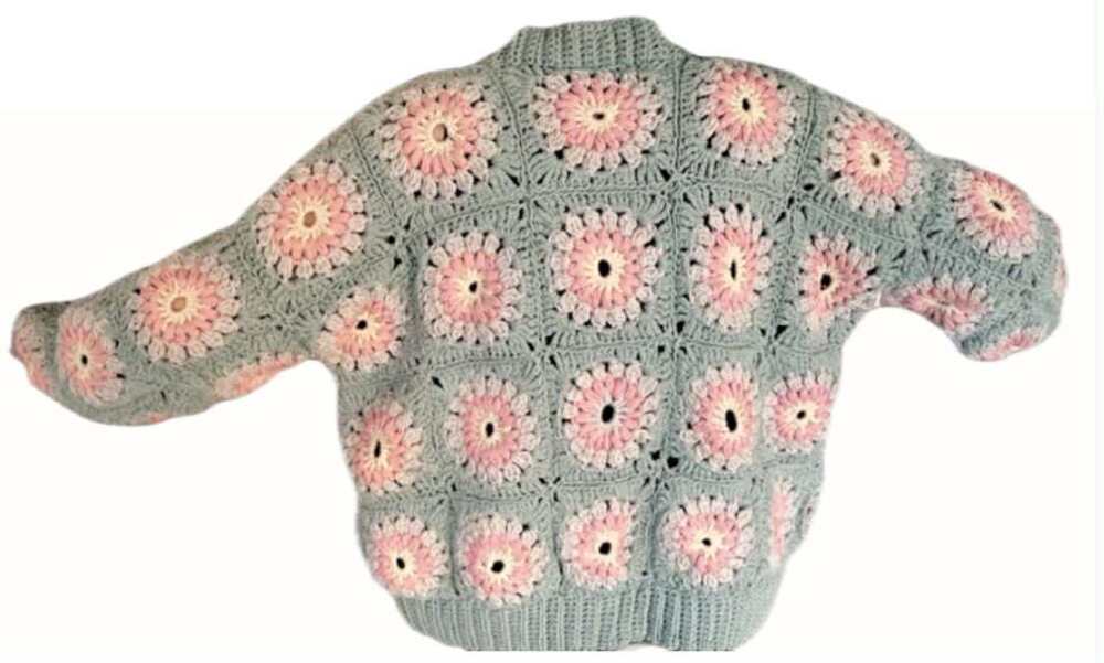 Virkad tröja med pastellgrågrön bottenfärg och mormorsrutor i pastellfärger i rosa och beiga toner