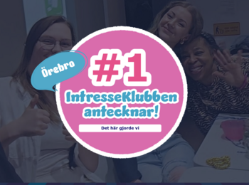 Tre personer sitter vid ett bord och pysslar, med en stor rosa cirkel i mitten med texten '#1 IntresseKlubben antecknar!'.